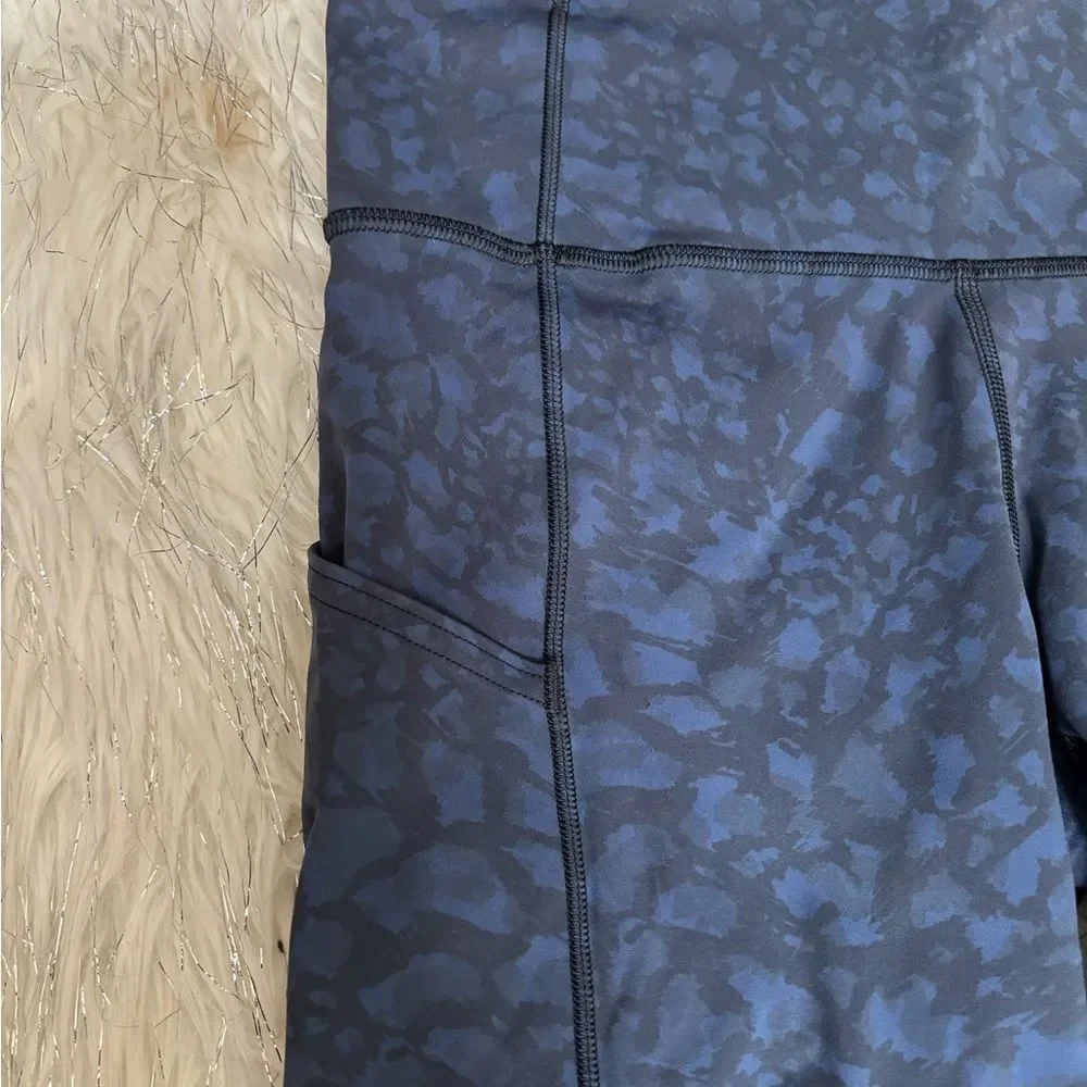 Lululemon Athletic High Rise‎ Navy and Black Patterned Con Crop Leggings Size 6